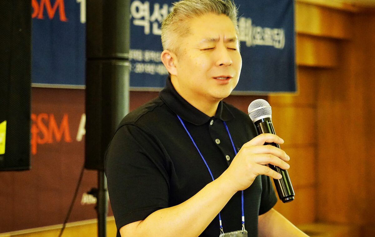 2019 중동선교대회에서 기도하는 참가자